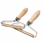 Dispozitiv pentru indepartarea scamelor si a parului de pe covoare